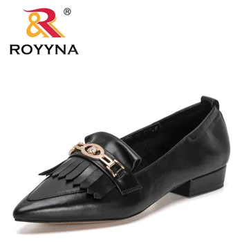 ROYYNA/Nowość w 2022 roku; Markowe Pikantne buty na niskim obcasie ze skóry naturalnej z metalowym stylu; Damskie Biurowe buty z ostrym czubkiem; Feminimo